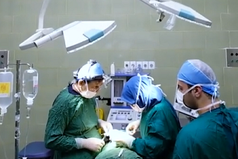 تصویر جراحی ترمیمی در حال انجام بر روی یک بیمار خیریه زنجیره امید